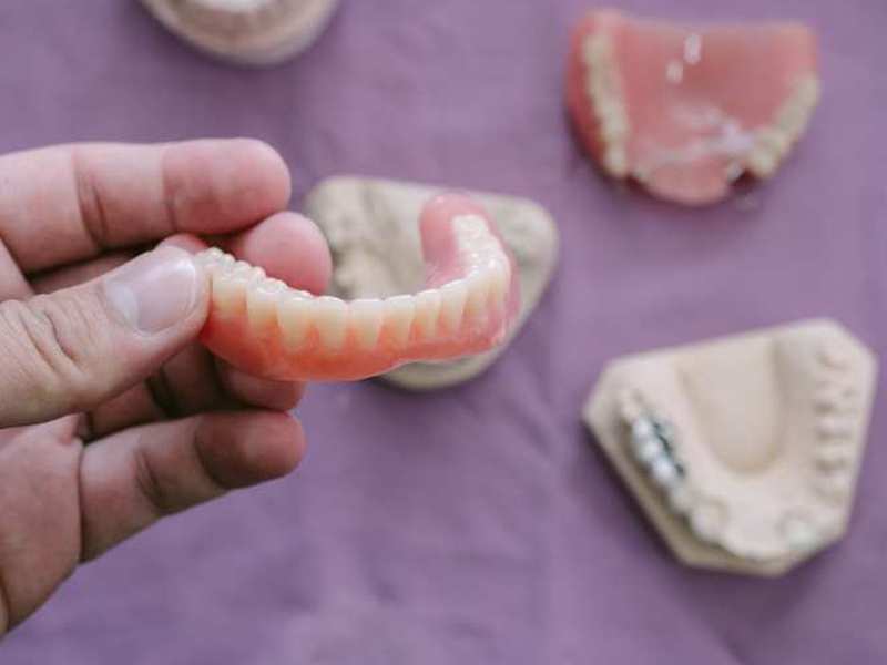 odločili za umetne zobe